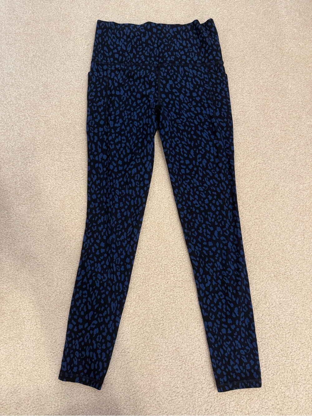 Athleta Salutation Stash 7/8 leggings - S